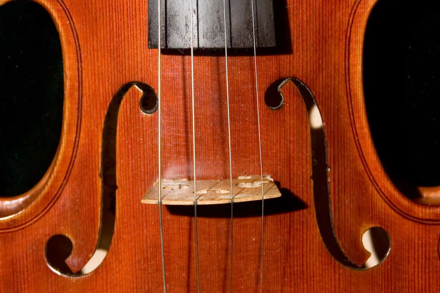 Antique-style wooden violin featured by Pianoland